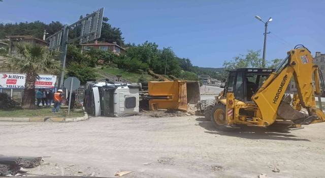 Kastamonuda taş yüklü kamyon devrildi: 1 yaralı