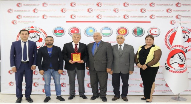 Kastamonulu gazeteciye Azerbeycanda şükran plaketi