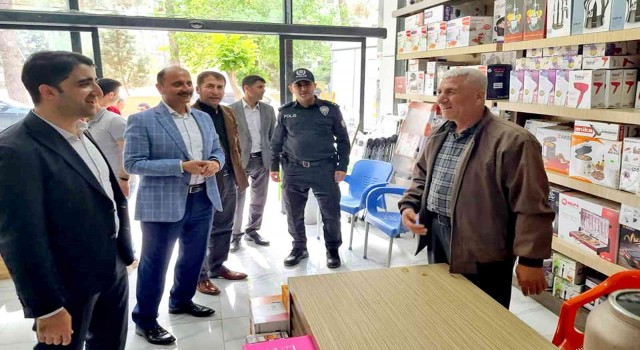 Kaymakam Sevgili ile Başkan Doğru esnafla bayramlaştı