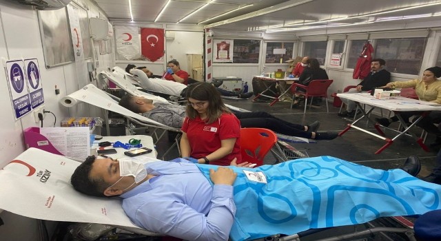 Kaymakam Tunçtan Kızılaya kan bağışı