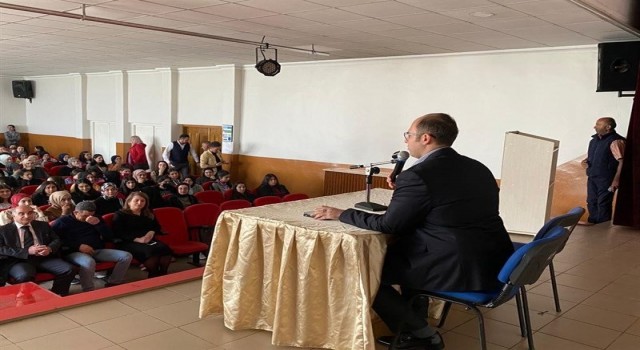 Kaymakam Türkmen ‘Kariyer Günlerinde öğrencilerle buluştu