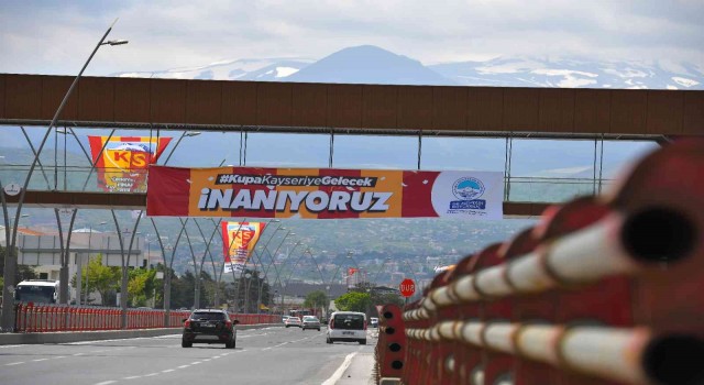 Kayseride final maçı için pankartlar asıldı