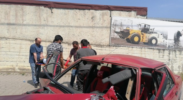 Kaza sonrası otomobilinde sıkışan sürücü yaralandı