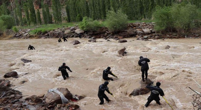 Kaza sonrası suda kaybolan Fevzi Bulutu bulmak için Ankaradan özel ekip geldi