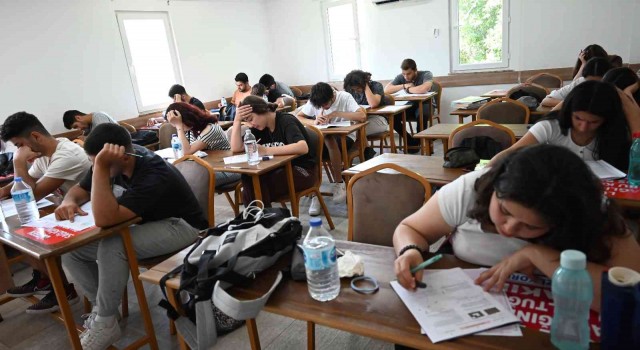 Kemer Belediyesi eğitim kursundaki öğrenciler seri deneme sınavı sürecine girdi