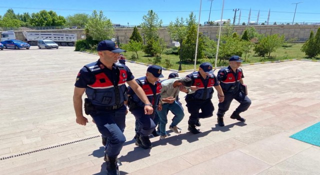 Kendilerini jandarma olarak tanıtıp dolandırıcılık yapmak isteyen 2 kişi tutuklandı