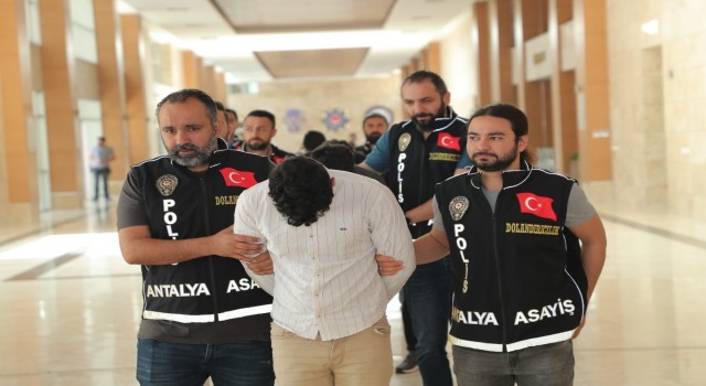 Kendilerini savcı olarak tanıtan dolandırıcılar yakalandı