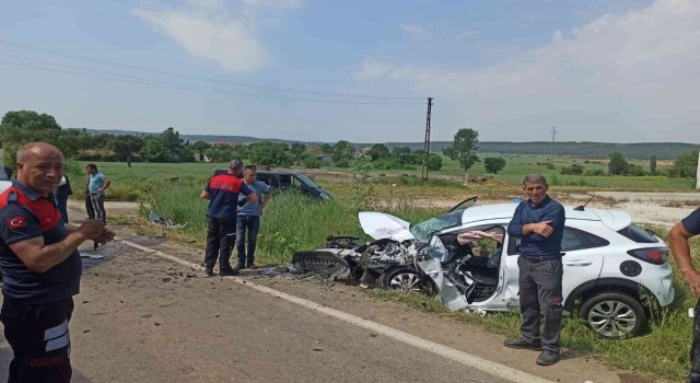 Keşan - Enez karayolunda trafik kazası, sürücü araç içinde sıkıştı