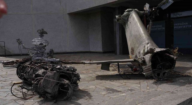 Kiev'de Rus ordusunun ele geçirilen askeri teçhizatı sergilendi