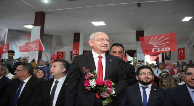 Kılıçdaroğlu, Bucakta partisine yeni katılanlara rozetlerini taktı