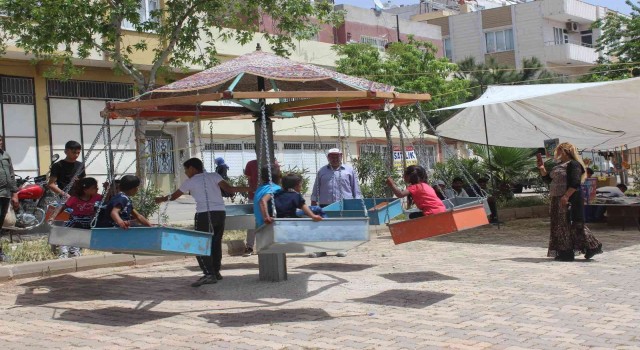 Kiliste çocuklar bayram yerinde gönüllerince eğleniyor