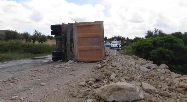 Kiliste hafriyat kamyonu devrildi yol trafiğe 1.5 saat kapandı