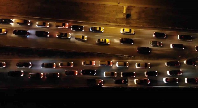 Kilit kavşak Kırıkkalede trafik yoğunluğu: Tatilcilerin dönüş yolculuğu sürüyor