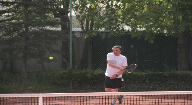 Kırgız Büyükelçiden genç sporculara taş çıkartan tenis performansı