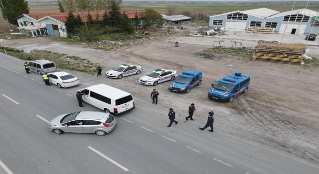 Kırmızı ışık ve hız ihlali yapan sürücüleri jandarma havadan tespit etti