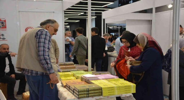 Kitap Fuarında İhlas Medya Grubu standına yoğun ilgi