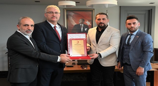 Kızılaydan Erdemir Genel Müdürü Orala teşekkür plaketi