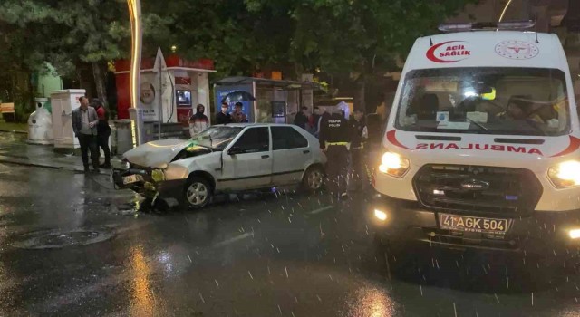 Kocaelide belediye otobüsü ile otomobil çarpıştı: 2 yaralı