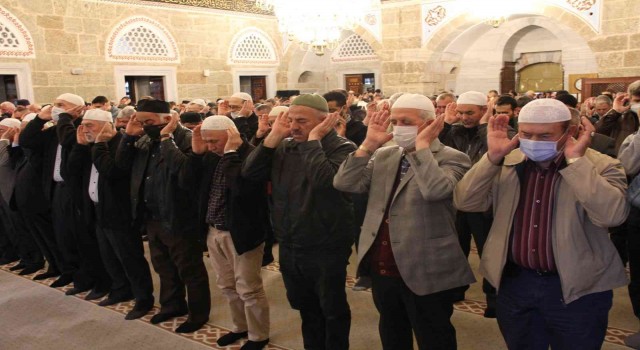 Kocaelide vatandaşlar bayram namazı için camileri doldurdu