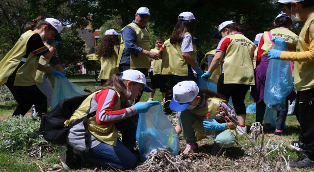 Kolları sıvayıp “Bin çevre dostu okul” projesine destek oldular