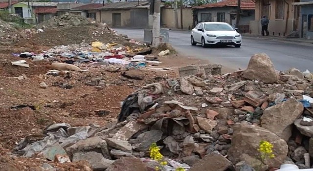 Konak Belediyesine yol tepkisi: Çukurlardan yolda yürüyemez olduk