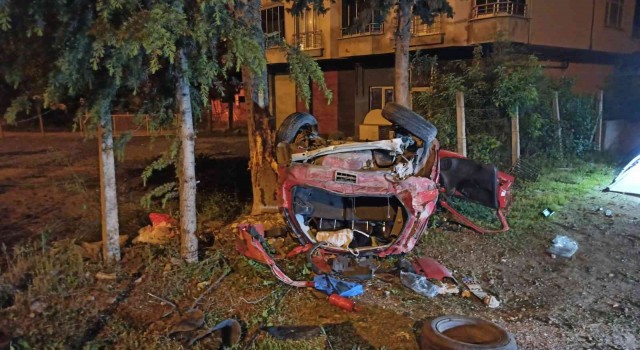 Kontrolden çıkan araç bahçe duvarına çarparak takla attı: 2 ölü, 1 yaralı