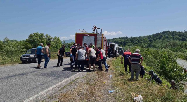 Kontrolden çıkan araç dereye düştü: 1 kişi halatla kurtarıldı