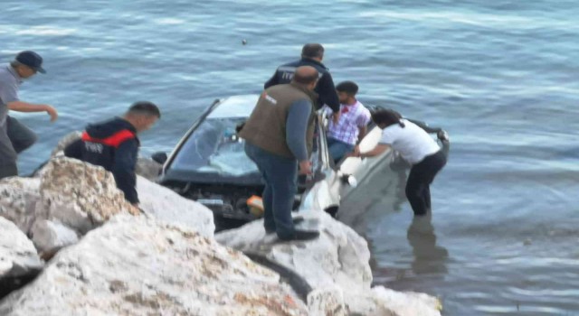 Kontrolden çıkan otomobil Eğirdir Gölüne uçtu: 2 yaralı