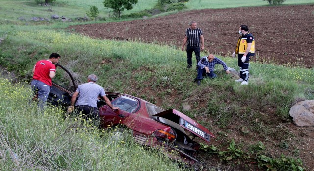 Kontrolden çıkan otomobil şarampole uçtu: 2 yaralı