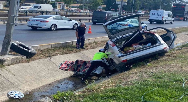 Kontrolden çıkan otomobil yol kenarındaki tahliye kanalına uçtu: 2 ölü