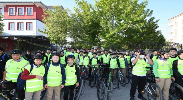 Konyada öğrenciler okullarına güvenli bisiklet yolu ile gidiyor