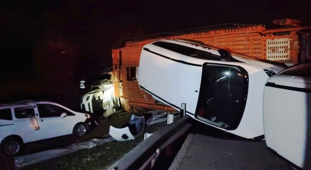 Konyada sıfır araçları taşıyan tır devrildi