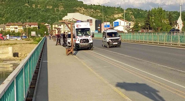 Köprüde intihar girişimini polis engelledi
