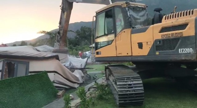 Köyceğizde kaçak yapılar yıkılıyor