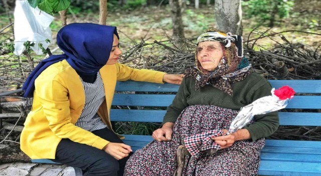 Köyde kapı kapı dolaşarak Anneler Gününü kutladılar