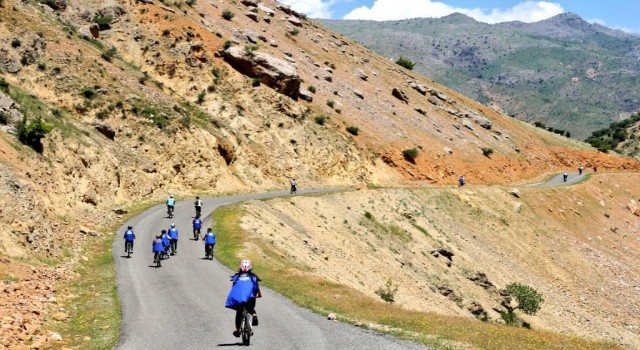 Kozlukta gençler uçurtma uçurup sağlıklı yaşam için pedal çevirdi