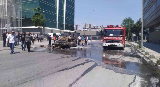 Küçükçekmecede seyir halindeki araç alev topuna döndü