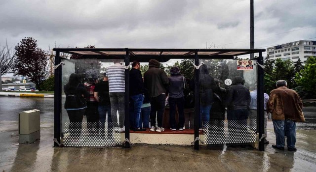 Küçükçekmecede yağıştan kaçan vatandaşlar duraklara sığındı