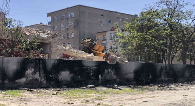 Küçükçekmecede yıkım yapan kepçe devrildi