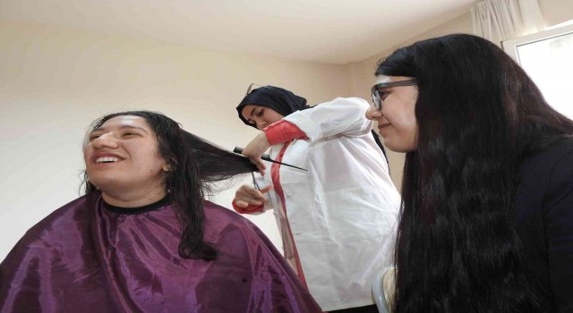 Kursiyerlerden engelli bireylere saç bakımı