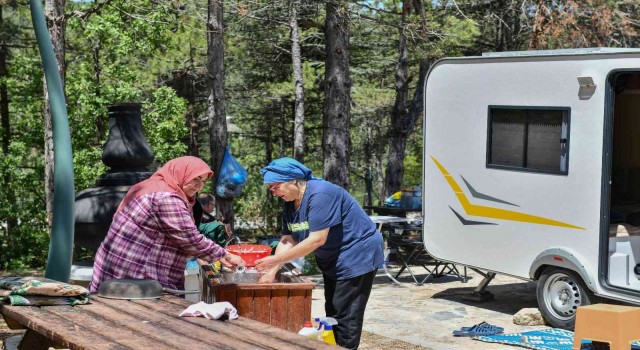 Kurtboğazı Barajında bulunan karavan parkına ziyaretçi akını