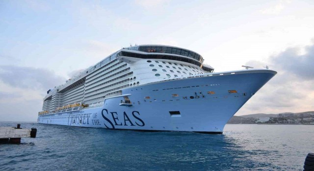 Kuşadası, Türkiye limanlarına gelen en büyük yolcu gemisi Odyssey of the Seasi ağırladı