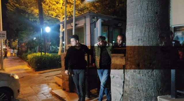 Kuşadasında bir mekânda güvenlik görevlisi silahla vuruldu