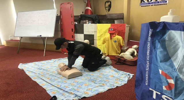 Kuşadasında cankurtaran adayları yoğun bir eğitimden geçti