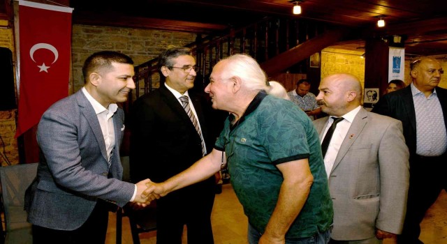 Kuşadasında ilçe protokolü vatandaşlar ile bayramlaştı