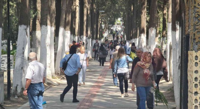 Kuşadasında mezarlıklar ziyaretçi akınına uğradı
