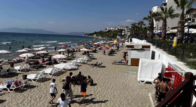 Kuşadasında sıcak havada plajlar doldu taştı