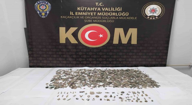 Kütahyada 2 bin 880 adet sikke ve 68 adet tarihi obje ele geçirildi