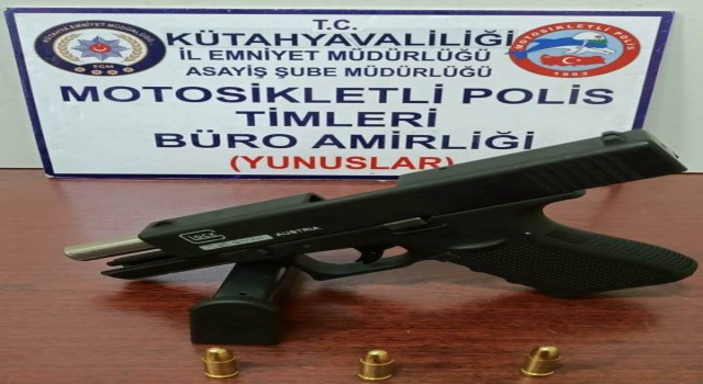 Kütahyada bir araçta ruhsatsız tabanca ele geçirildi