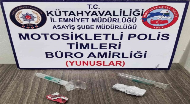 Kütahyada bir araçta ve iki kişinin üzerinde uyuşturucu ele geçirildi